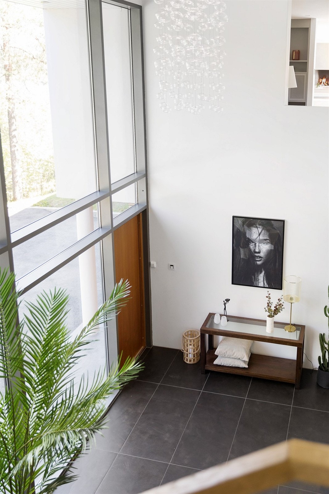 Hall med ca 5,4 meter takhøyde og vinduer fra gulv til tak Galleribilde