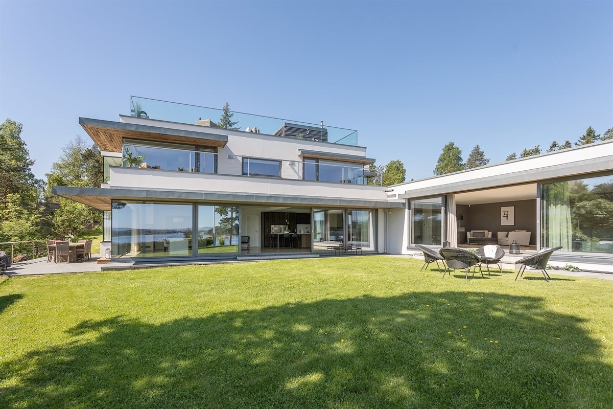 Husets to fløyer skaper et godt uterom vendt mot sjøen, mens kveldssolen kan nytes på den store takterrassen Galleribilde