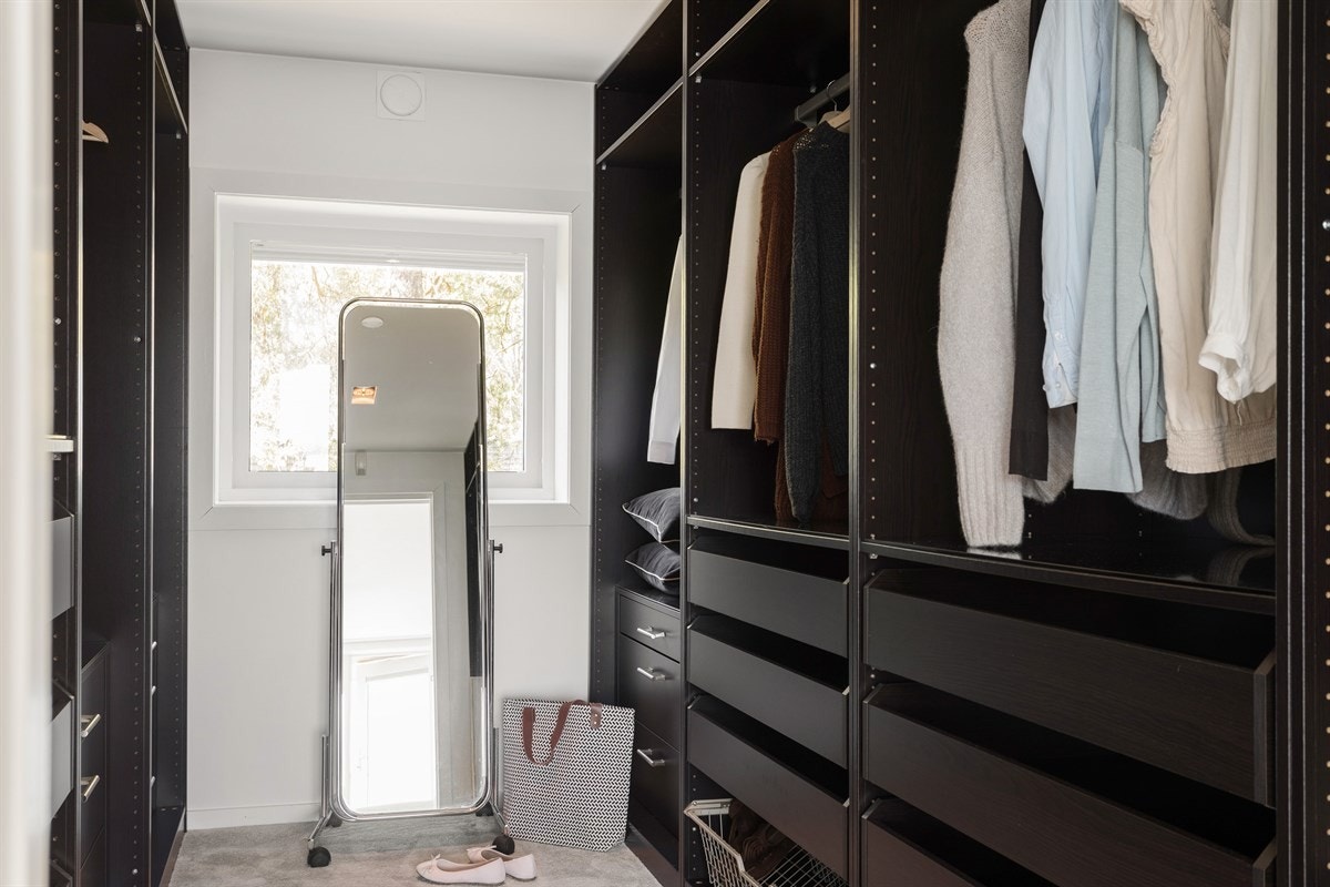 Garderobe i tilknytning til hovedsoverom Galleribilde