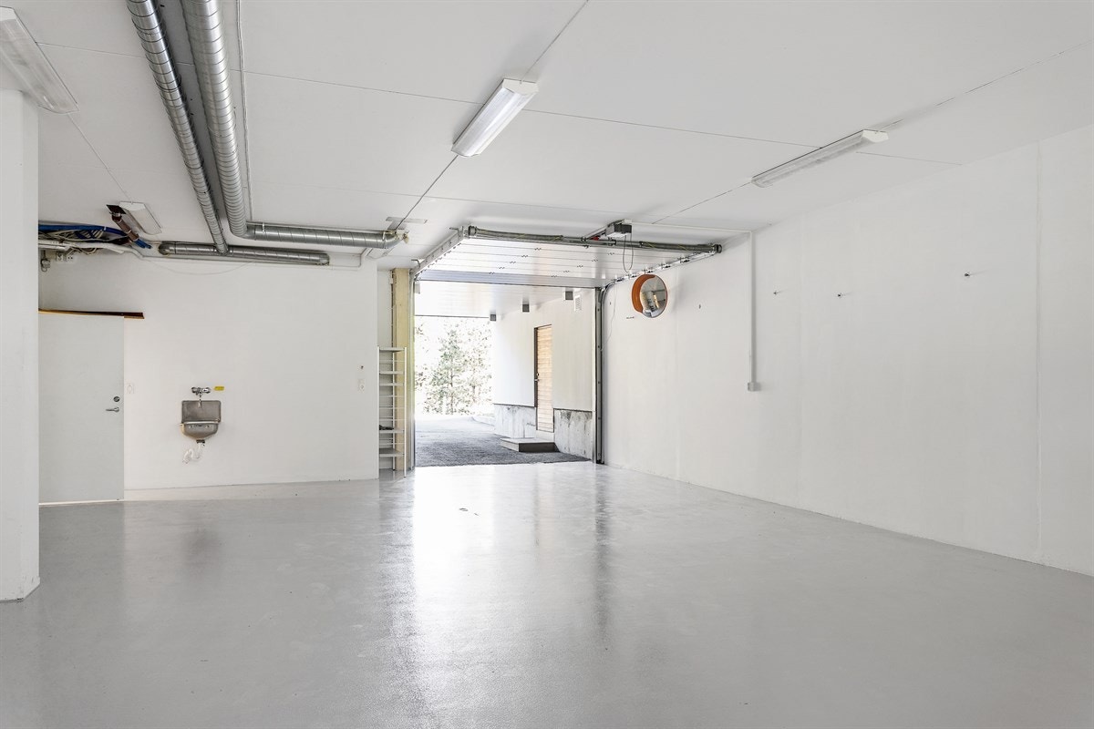 Integrert garasje i boligen på ca 90 kvm og ca 3 meter takhøyde Galleribilde