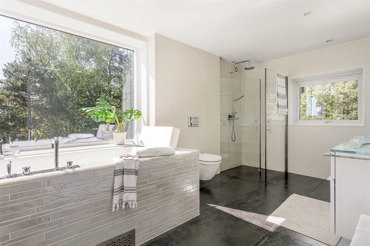 Masterbad med innredning fra italienske Inda og lekre fliser fra Casamood Galleribilde