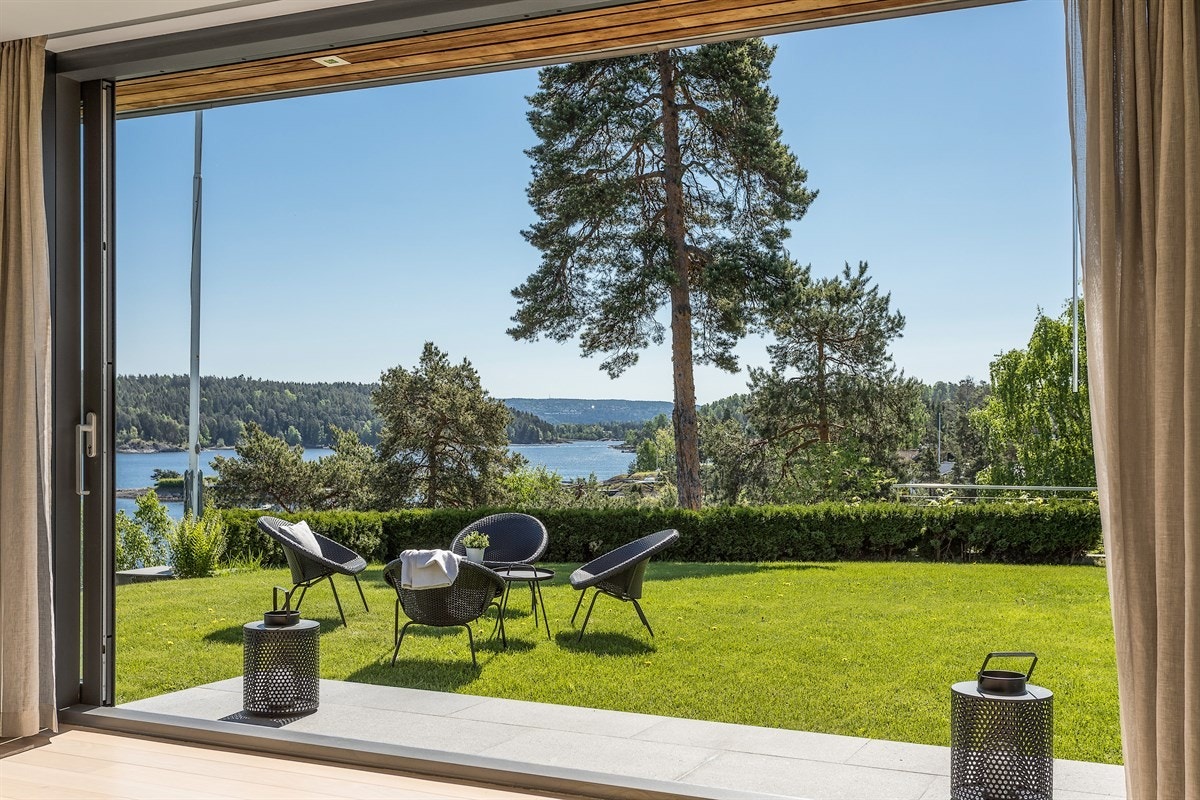 Dobbel skyvedør fra hovedstuen med tilgang til hagen Galleribilde