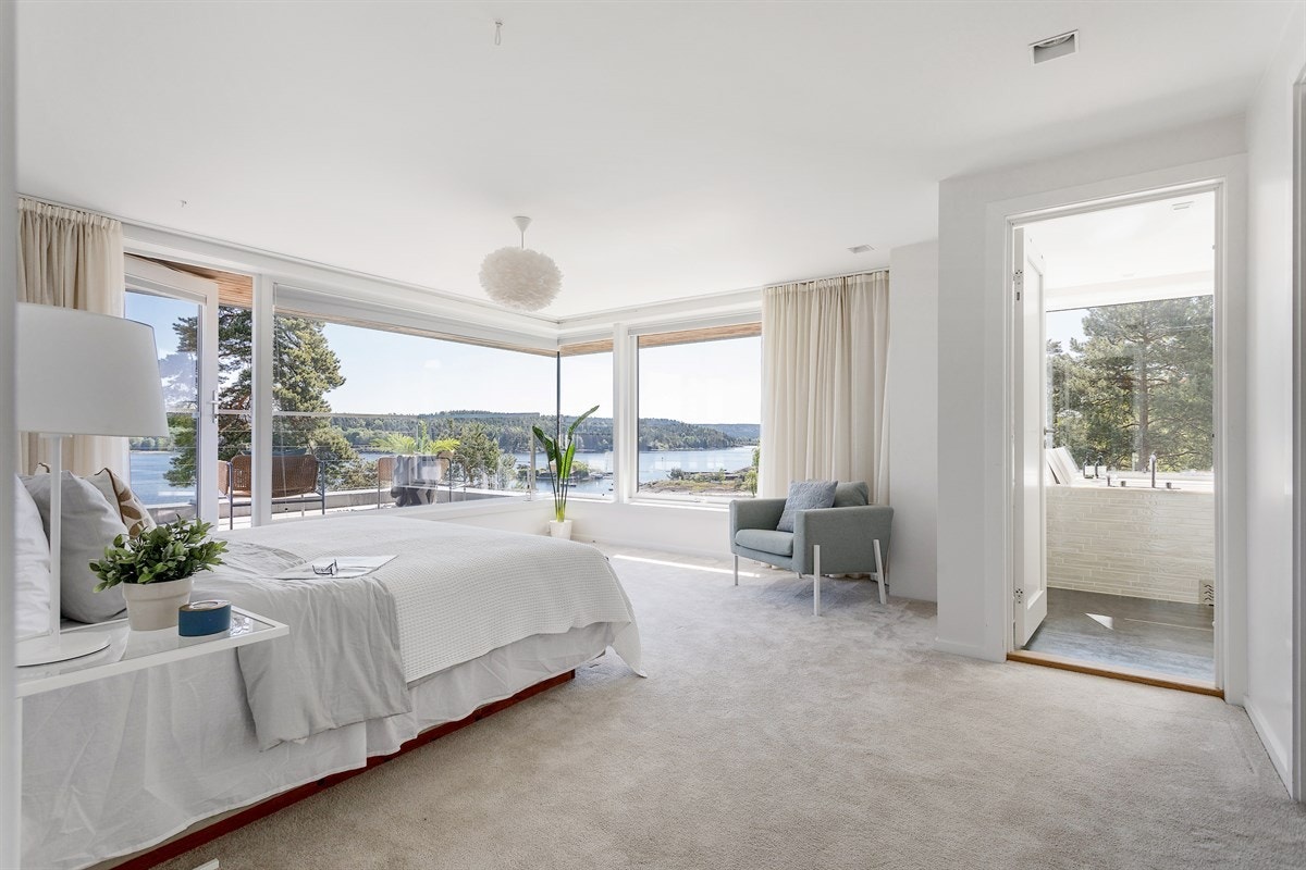 Hovedsoverom med tilhørende garderobe, baderom og utgang til takterrasse Galleribilde