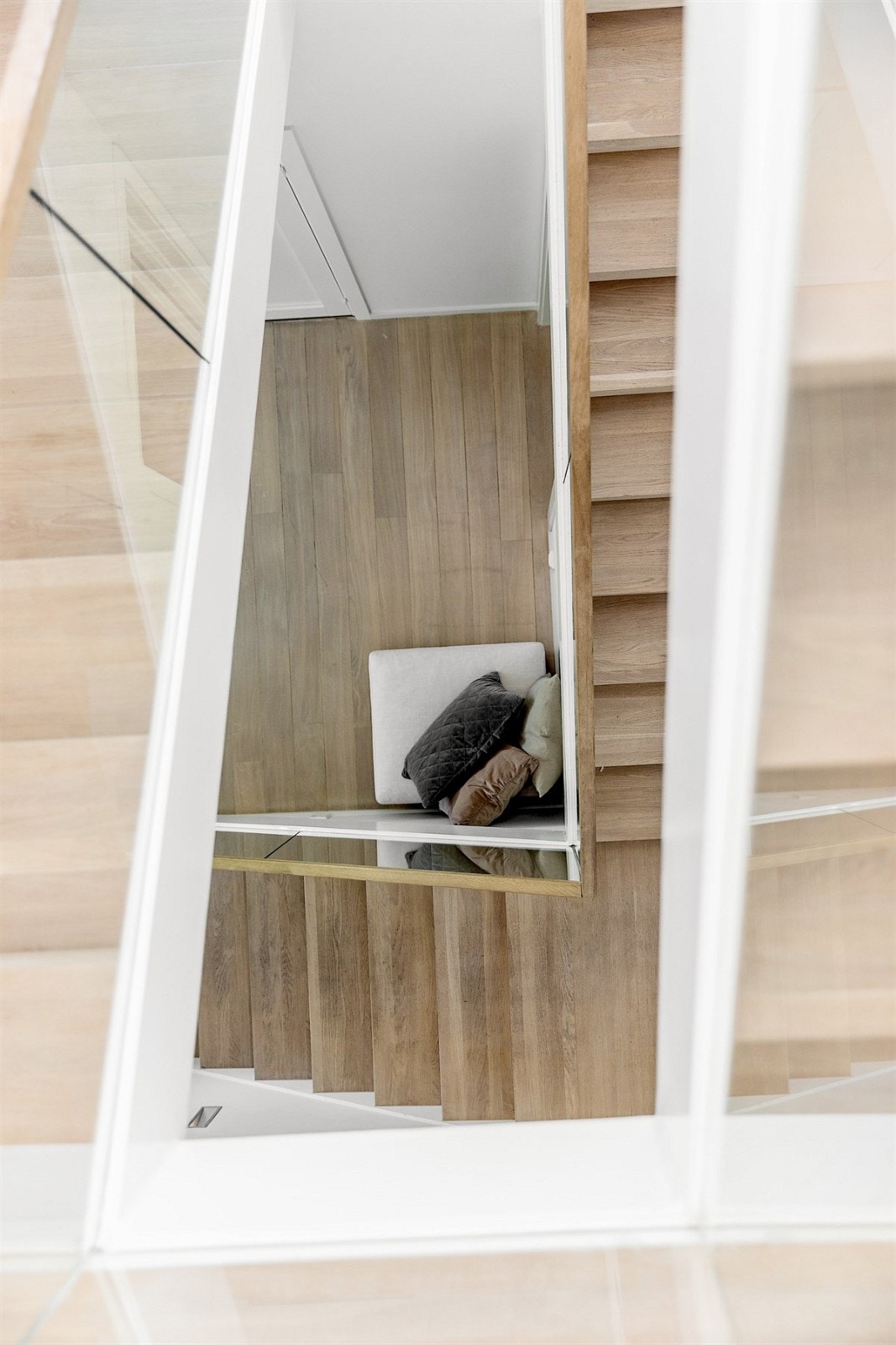 Ståltrapp med eiketrinn og rekkverk i glass Galleribilde