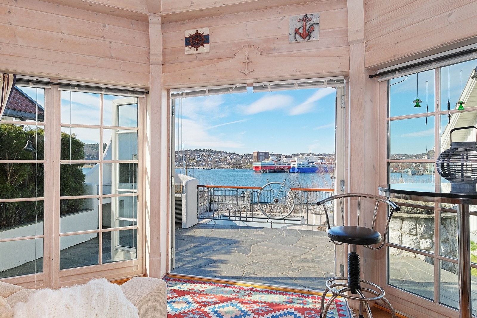 Lysthuset har en utrolig hyggelig beliggenhet Galleribilde