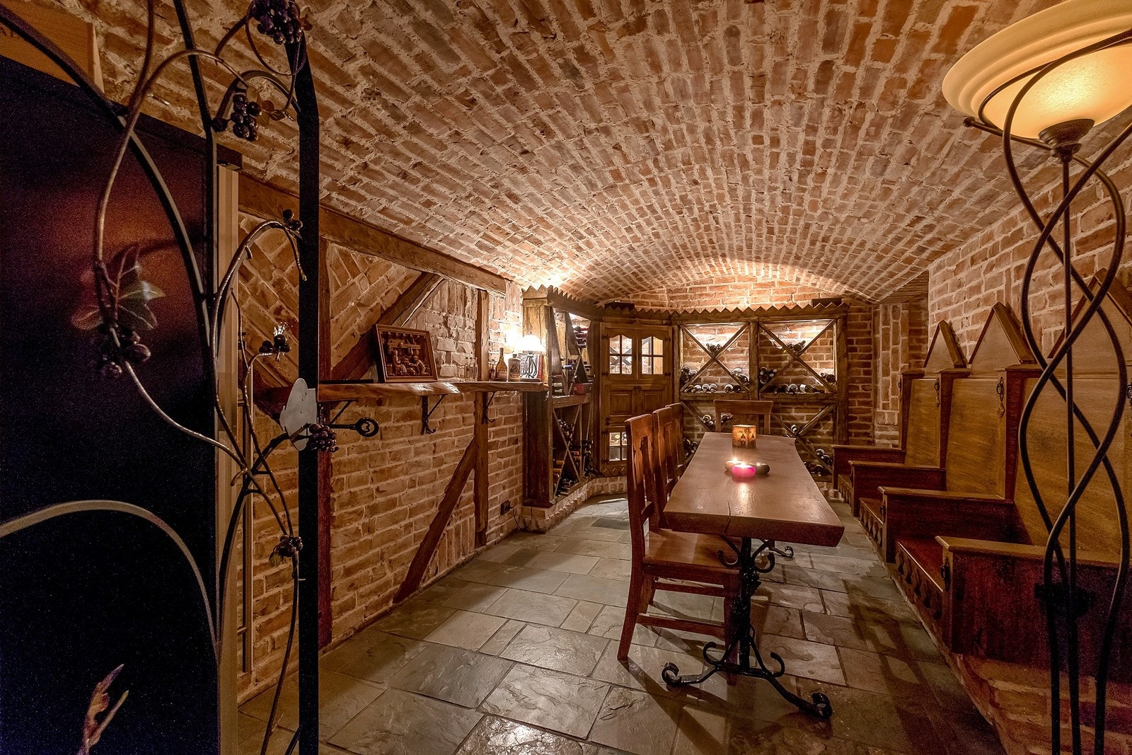 Ikke i Bordeaux, men i husets vinrom! Galleribilde