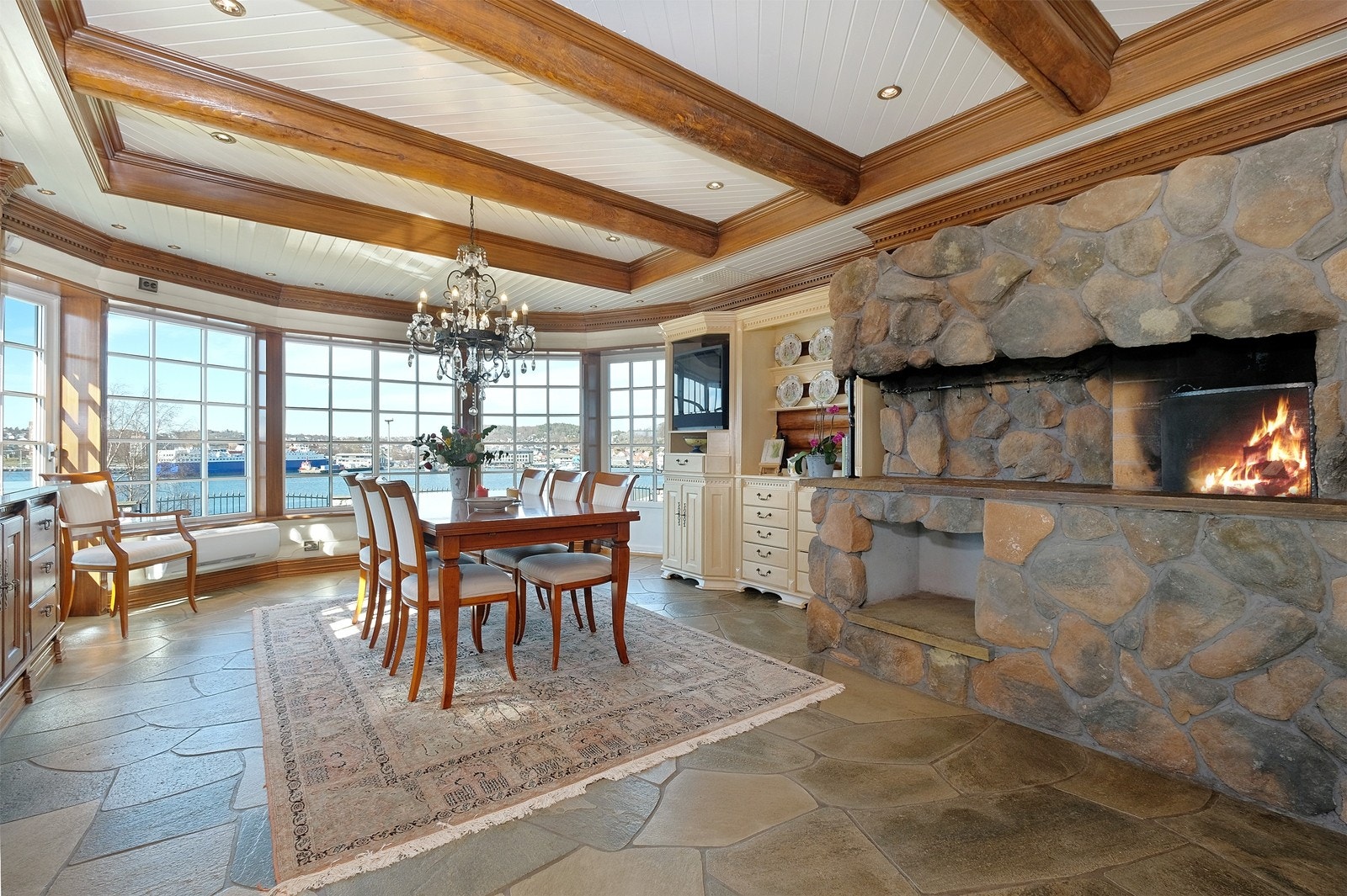 Nyt ett deilig måltid og en fabelaktig utsikt over Indre Havn! Galleribilde