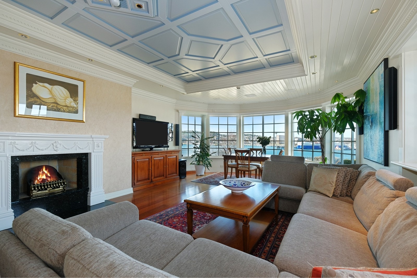 Stuen har hyggelig gasspeis og selvfølgelig utsikt! Galleribilde