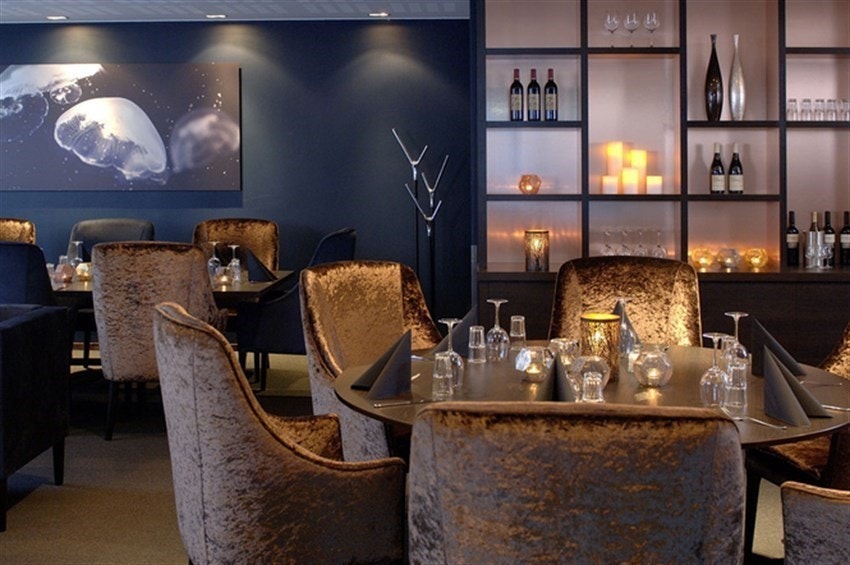 Lekkert innredet restaurant og god mat! Galleribilde