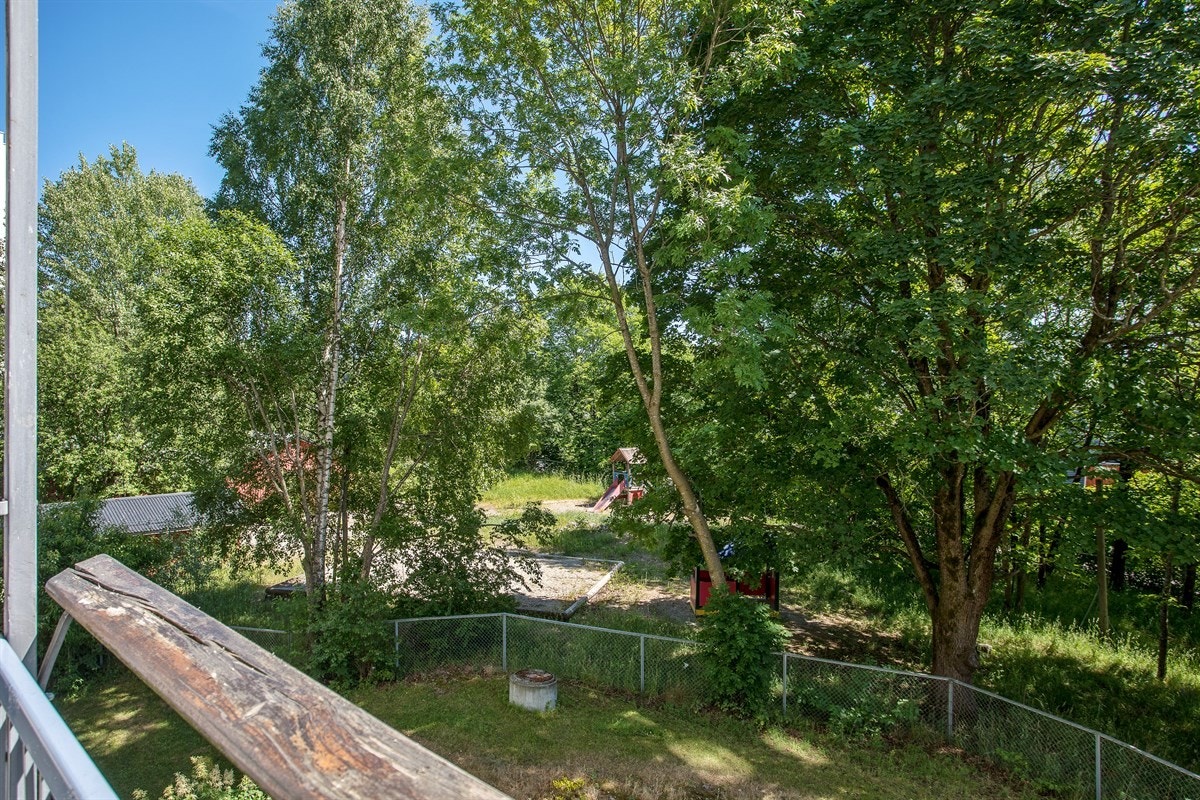 Utsikt mot grøntområder fra balkongen Galleribilde