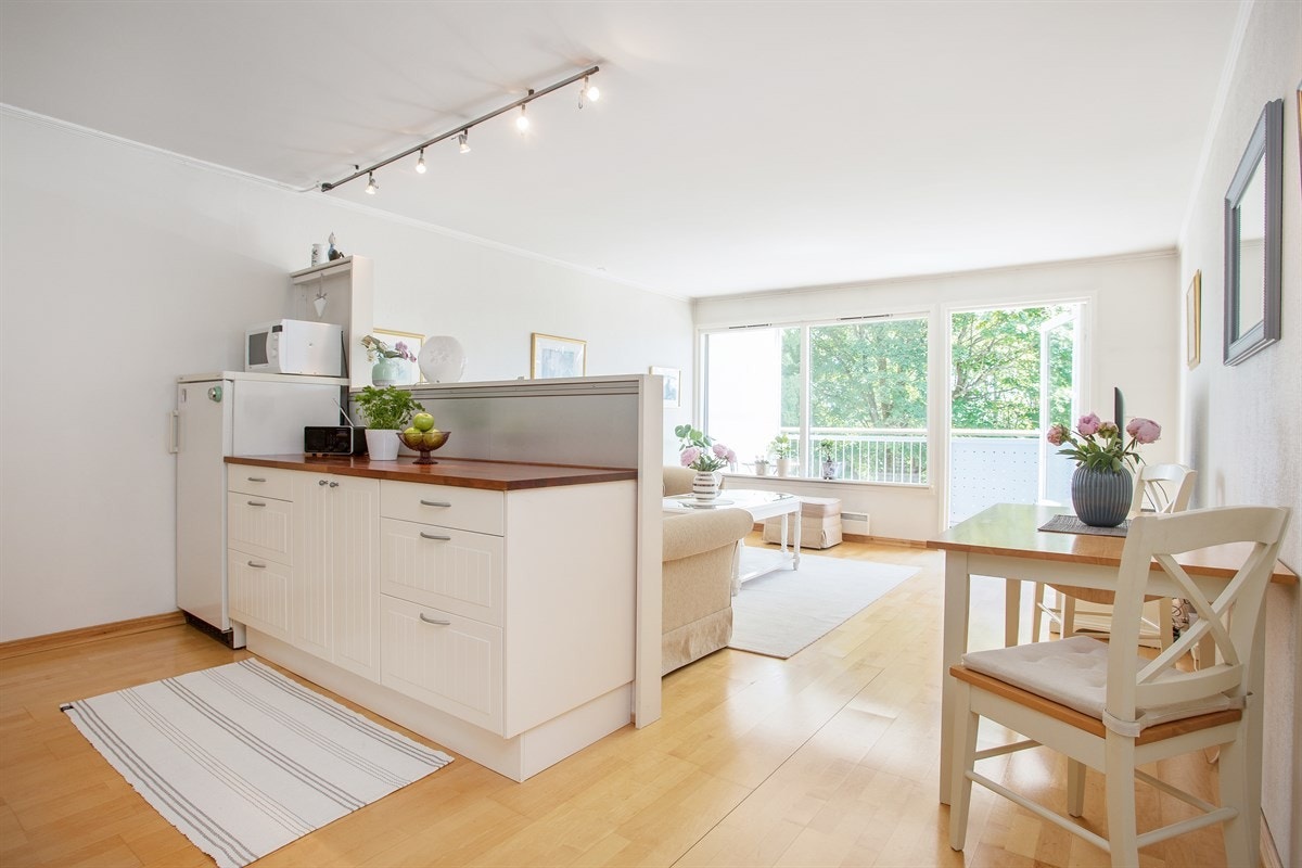 Kjøkkeninnredning med glatte hvite fronter Galleribilde