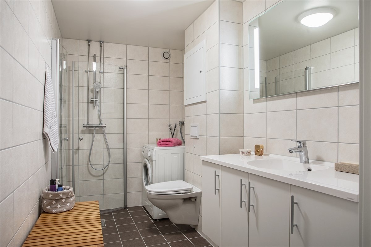 Bad med opplegg for vaskemaskin Galleribilde