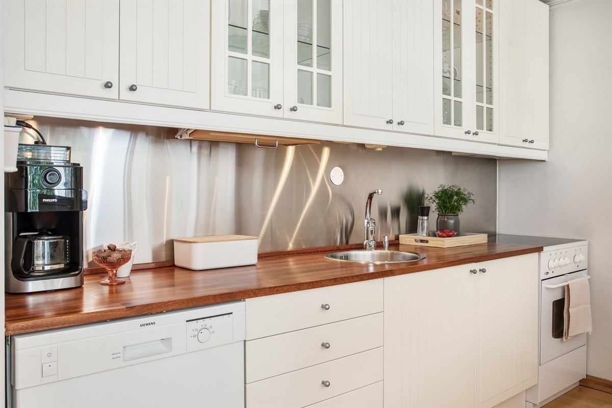 Kjøkkeninnredning med glatte hvite fronter Galleribilde