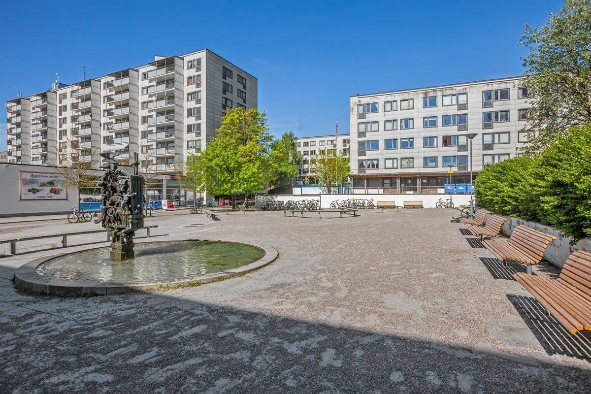 Hyggelig fellesarealer, her finnes butikk og flere sittegrupper Galleribilde