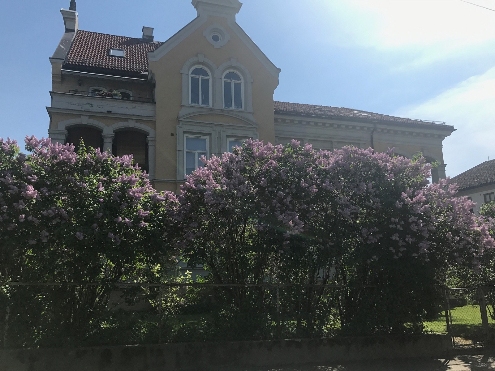 Leiligheten ligger i 2. etg. i en klassisk, liten bygård oppført i 1894 Galleribilde