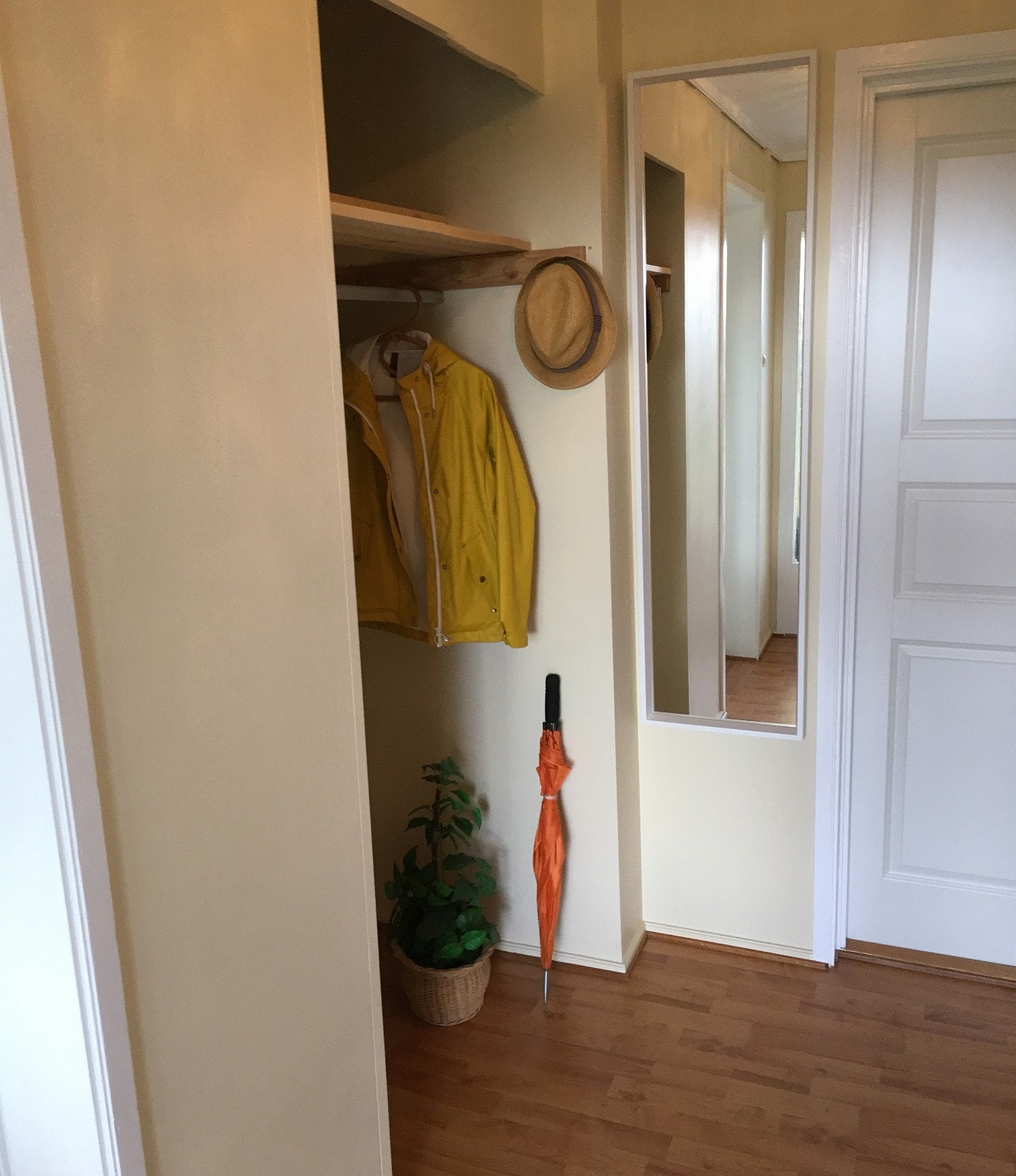 God plass til å henge fra seg tøy i gangen Galleribilde