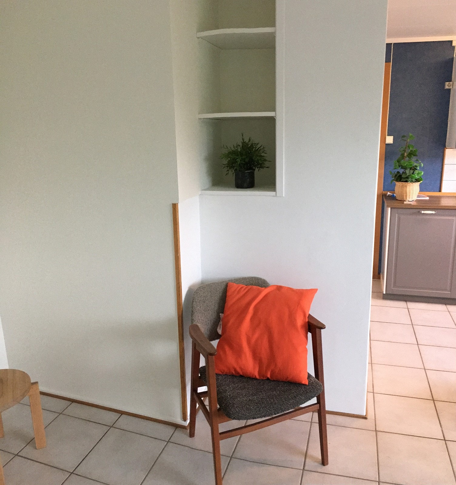 Lagringsplass i integrerte hyller i stue Galleribilde