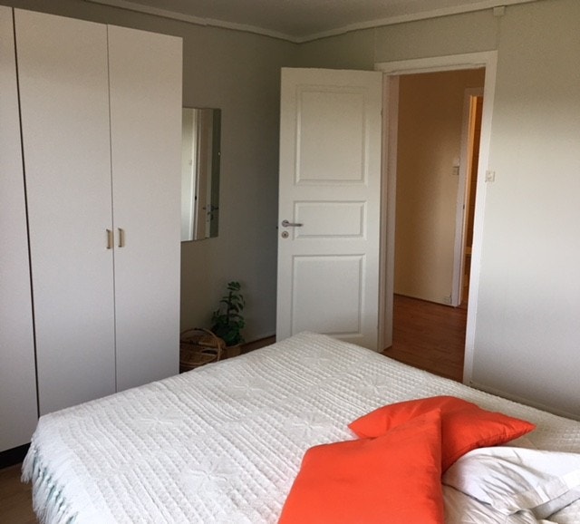 Soverom 1 med plass til dobbelseng. Medfølgende garderobeskap med mye lagringsplass Galleribilde