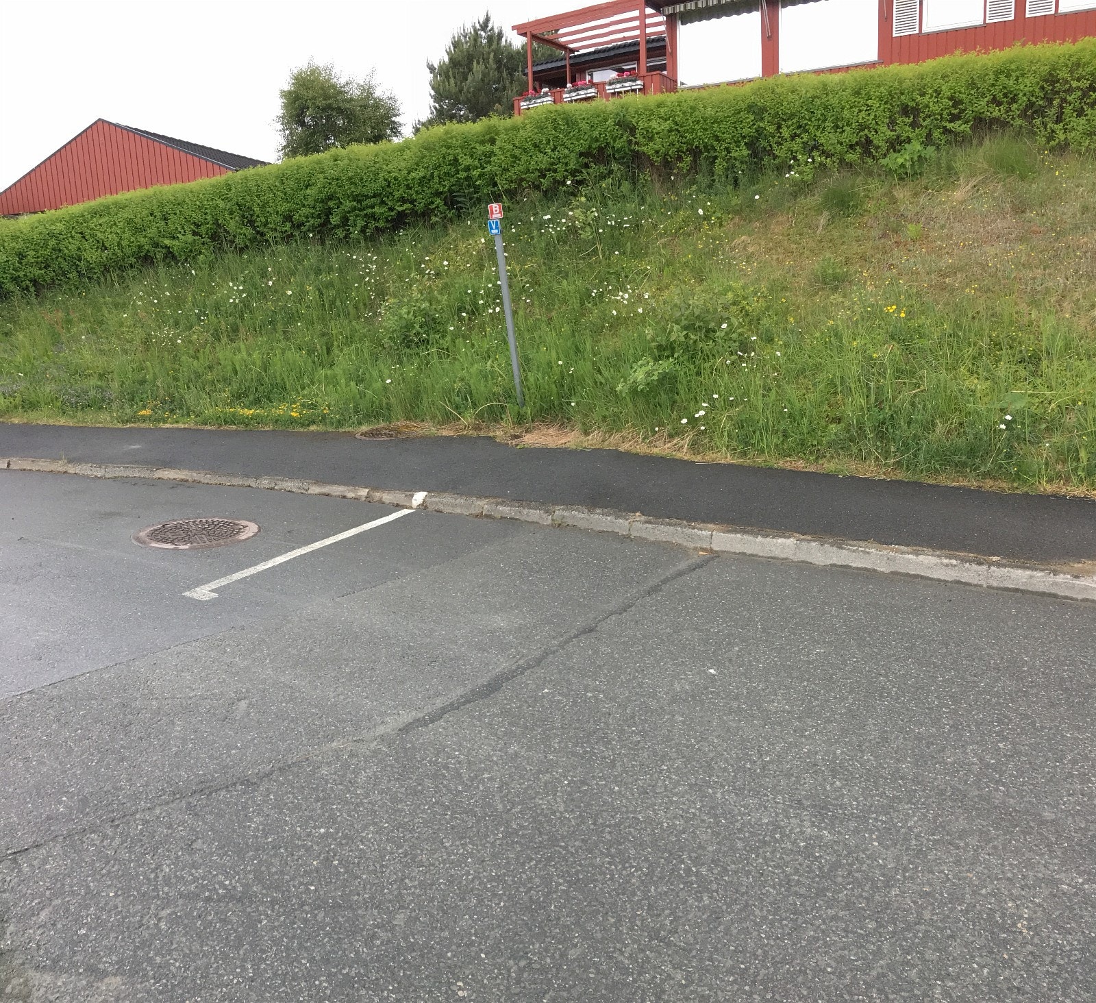 Medfølgende parkeringsplass for 1 bil nedenfor leiligheten. Galleribilde