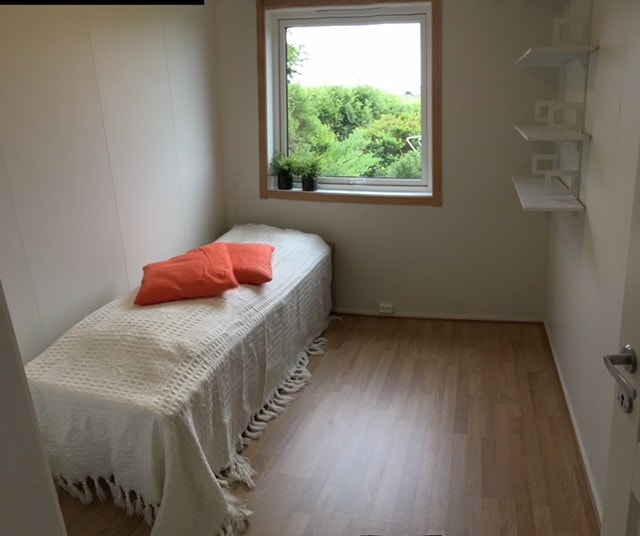 Soverom 2. Her er det også medfølgende garderobeskap, samt vegghengt hylle. Galleribilde