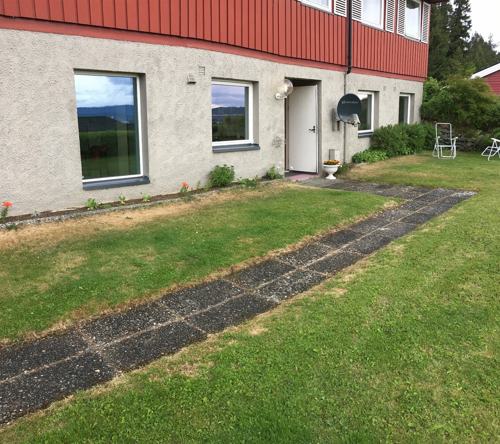 Koselig inngangsparti på framsiden av huset (utleier har inngang på baksiden) Galleribilde