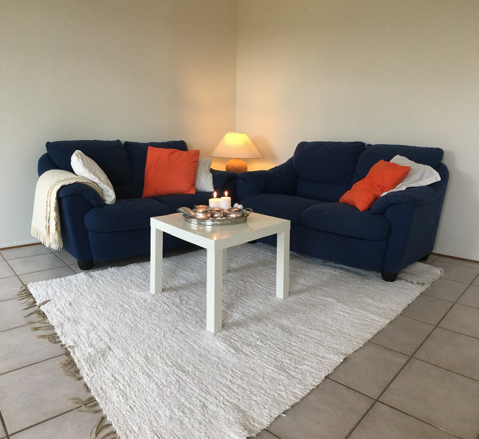 Lys og romslig stue med bl. a. plass til sittegruppe og spisebord. Galleribilde