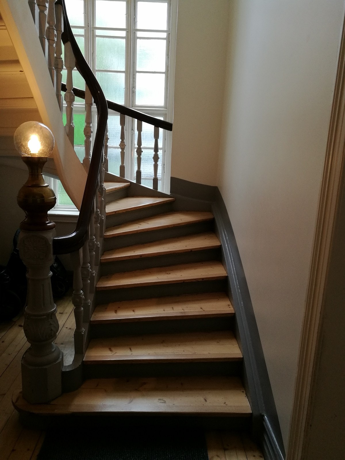 Tidy starecase shared with only three other units. Galleribilde