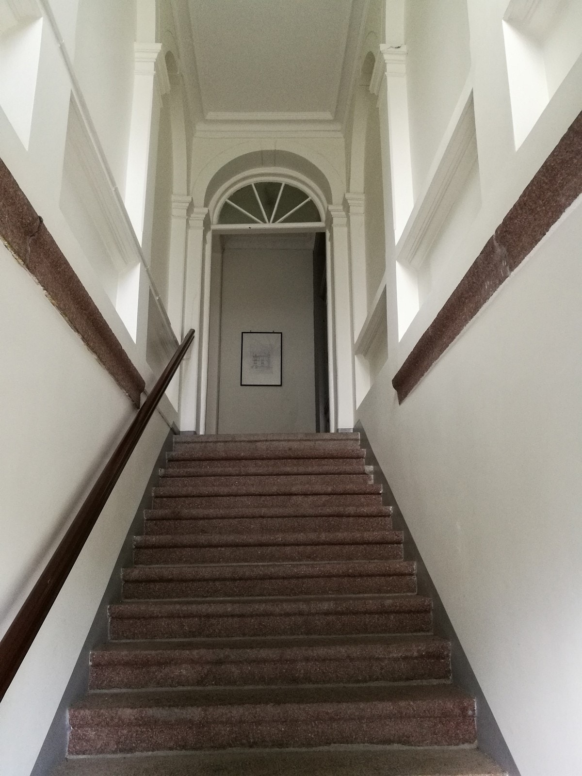 Tidy starecase shared with only three other units. Galleribilde