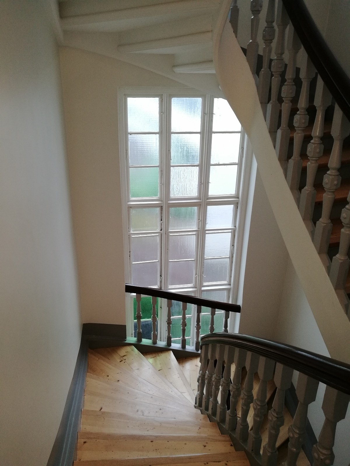 Tidy starecase shared with only three other units. Galleribilde