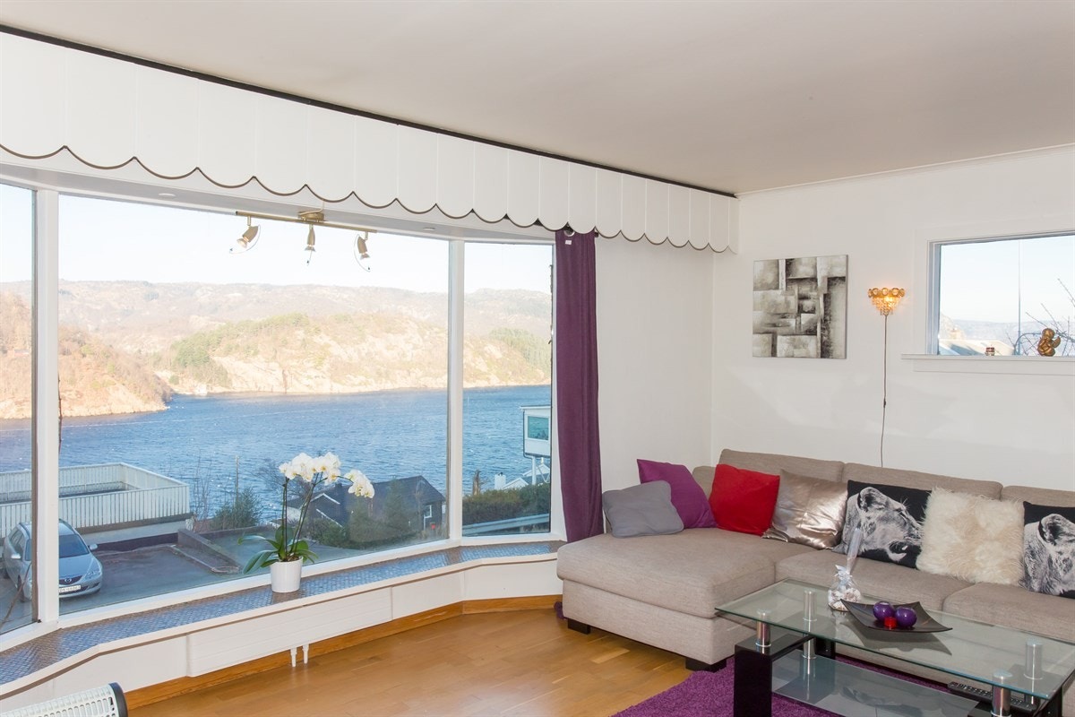 Stue med flott sjøutsikt Galleribilde