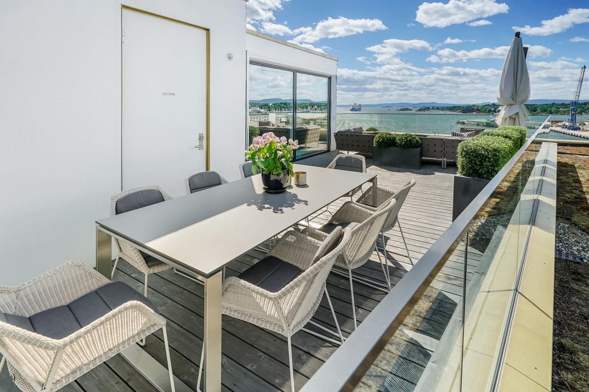 Det er plass til spisebord på takterrassens side Galleribilde