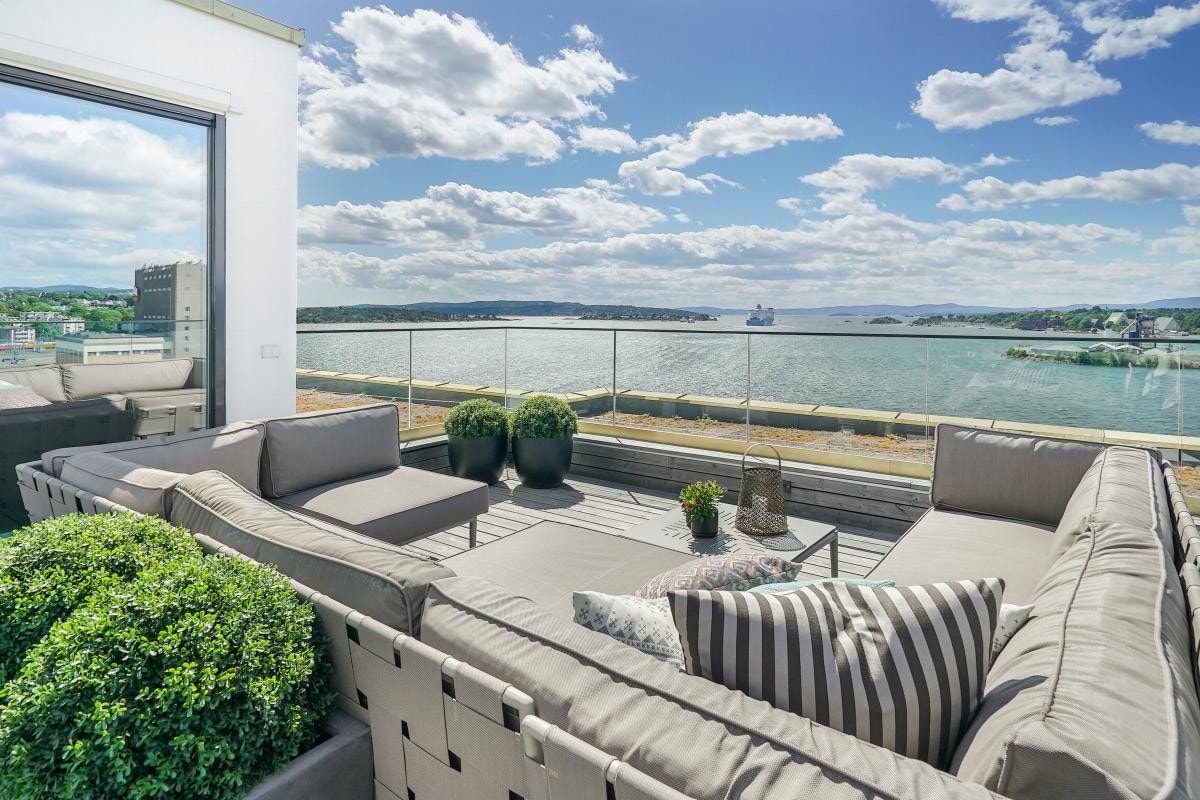 Det er god plass til stor sittegruppe i front på takterrassen Galleribilde