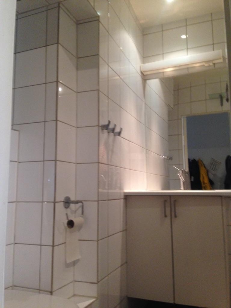 Bad med eget dusjhjørne og varmekabler. Galleribilde