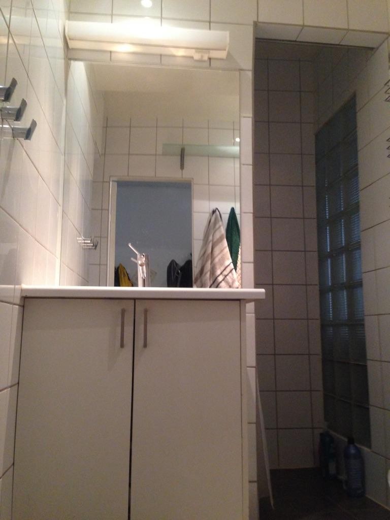 Bad med speil og vask. Galleribilde
