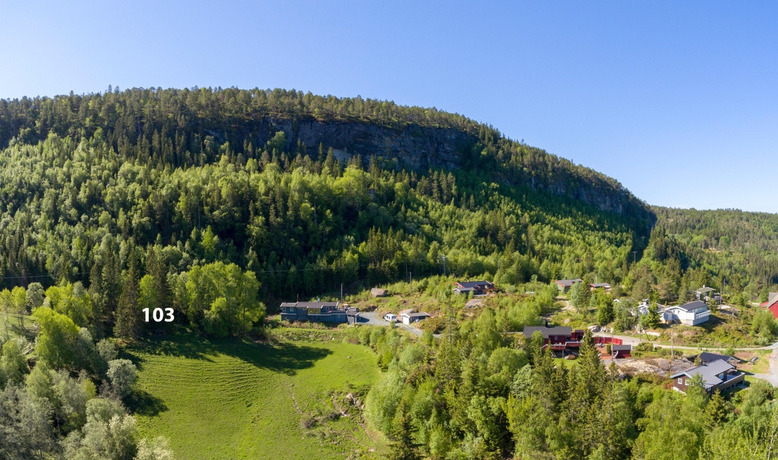 Tomt 103 ligger tilbaketrukket med god utsikt helt øverst i området Galleribilde