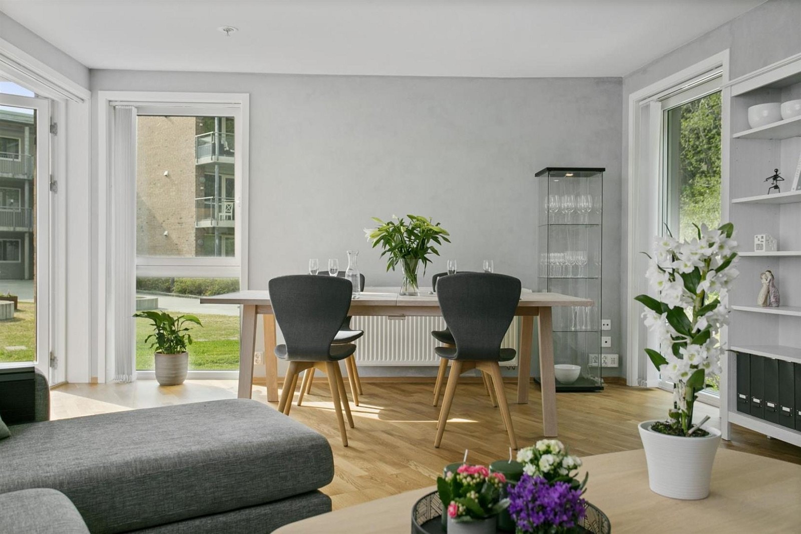 Store vindusflater gir godt med lysinnslipp Galleribilde