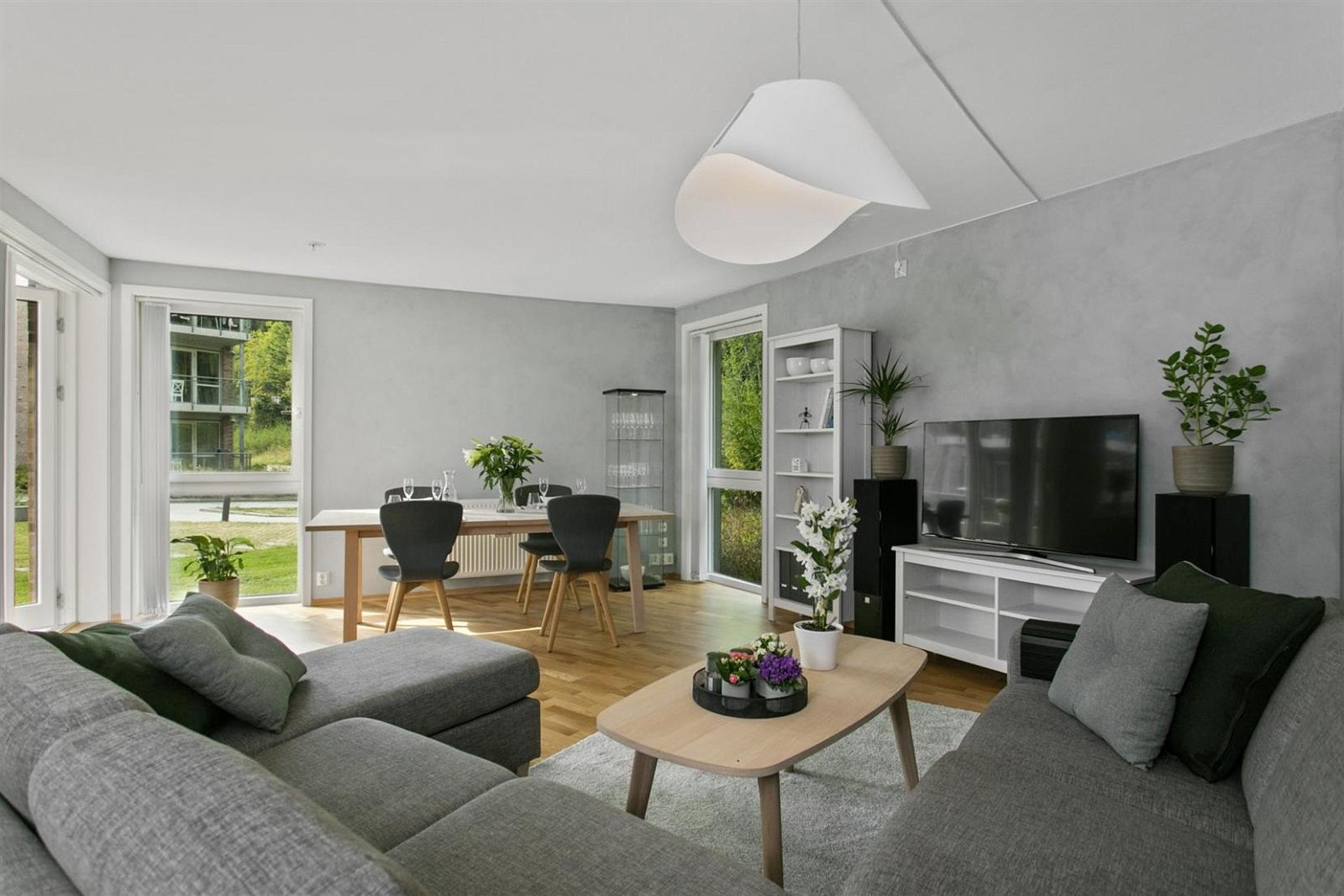 Romslig stue med plass til stor sofa og spisegruppe Galleribilde