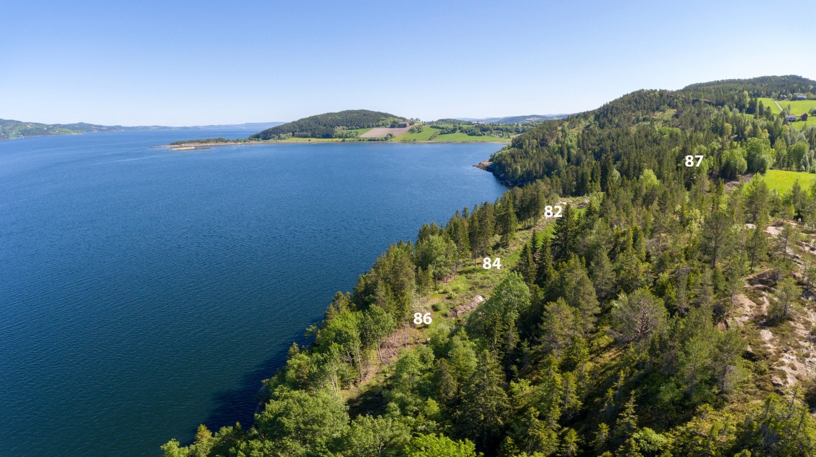 82, 84 og 86 ligger på rekke vendt mot nord-vest og fjorden i tilknytning til svaberget i forrige bilde Galleribilde