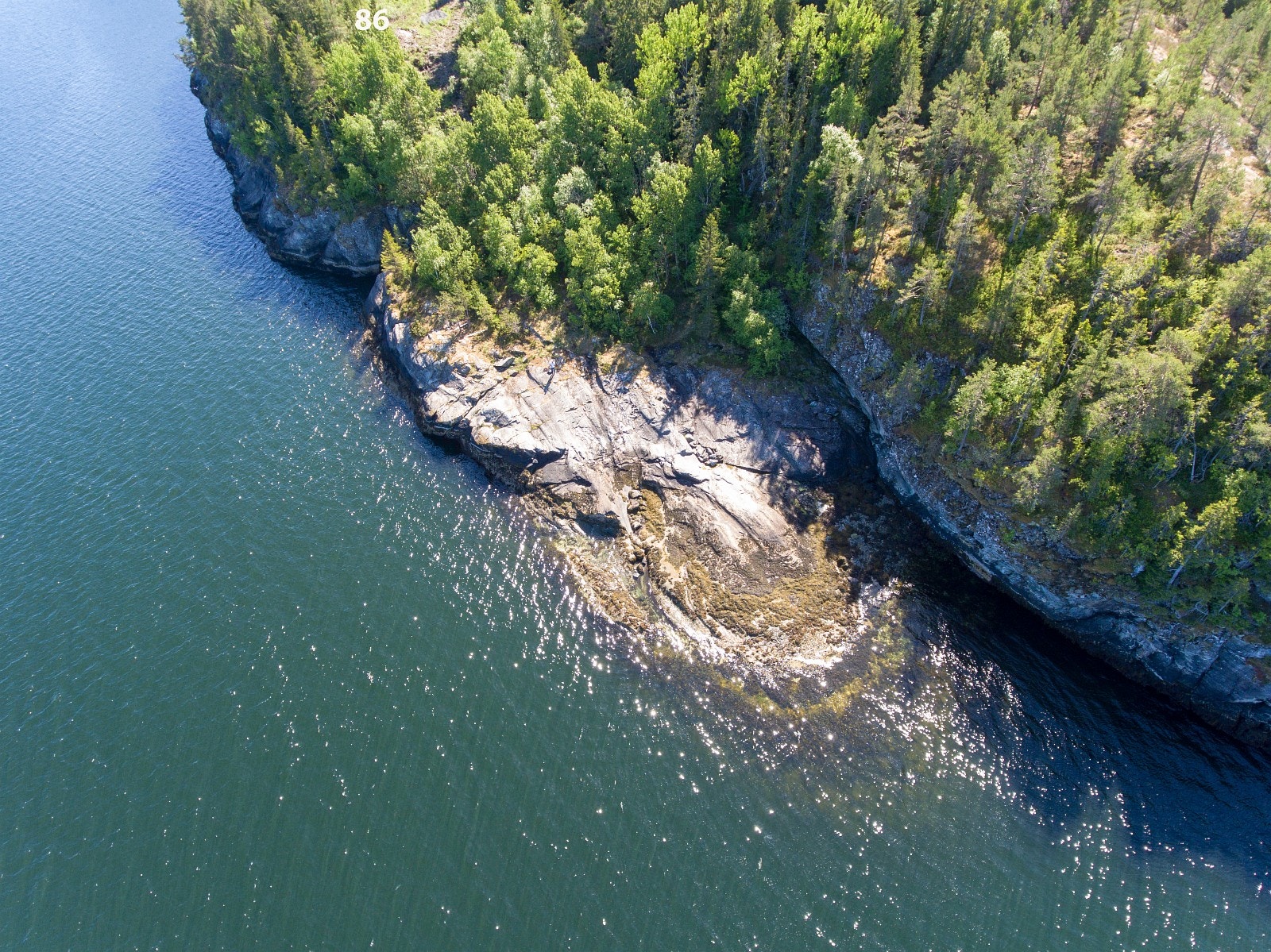 82, 84 og 86 ligger på rekke vendt mot nord-vest og fjorden i tilknytning til dette svaberget, perfekt for sommeraktiviteter Galleribilde