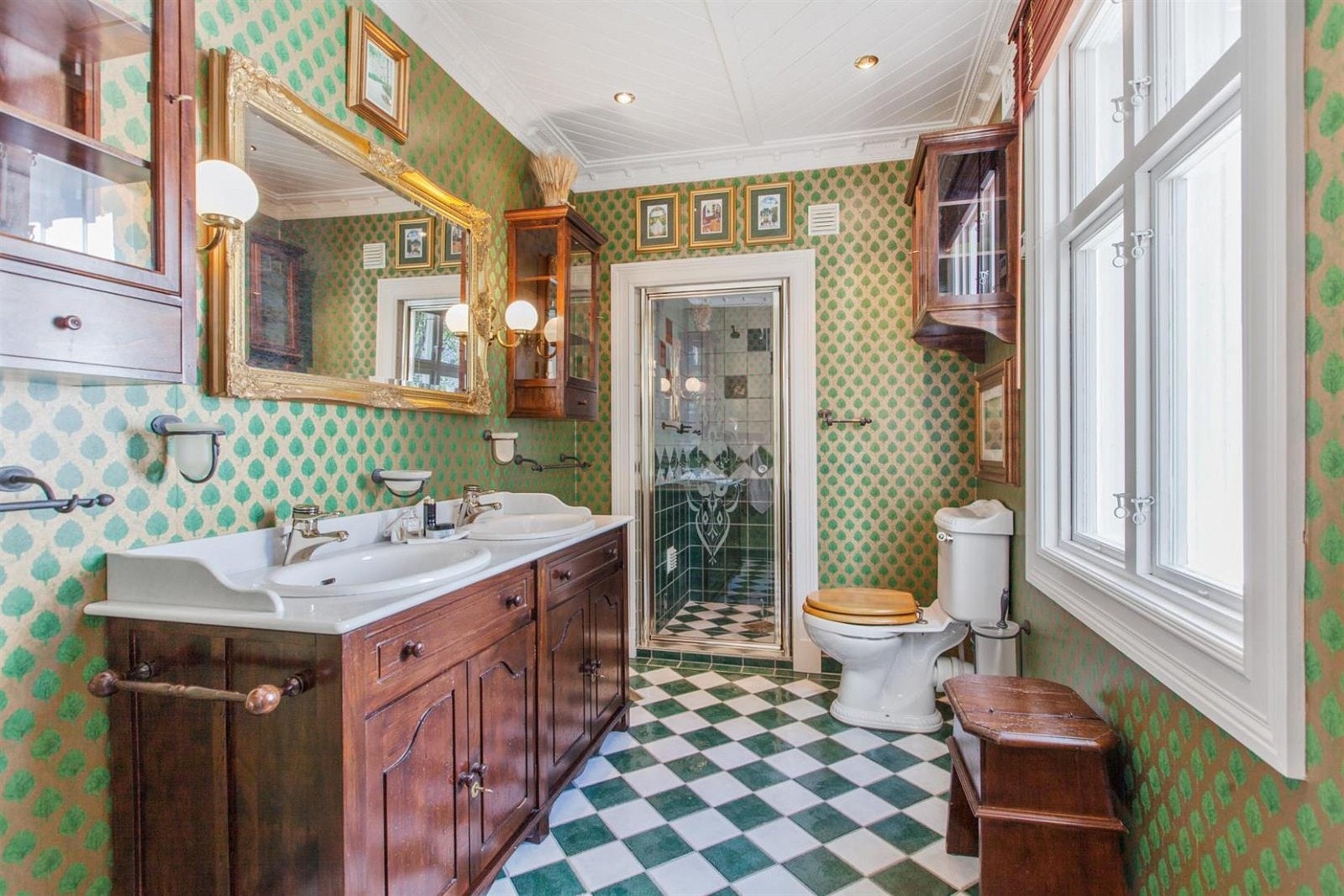 Badet tilhørende foreldresoverommet er i Italiensk stil med gipsstukkatur i himling. Galleribilde