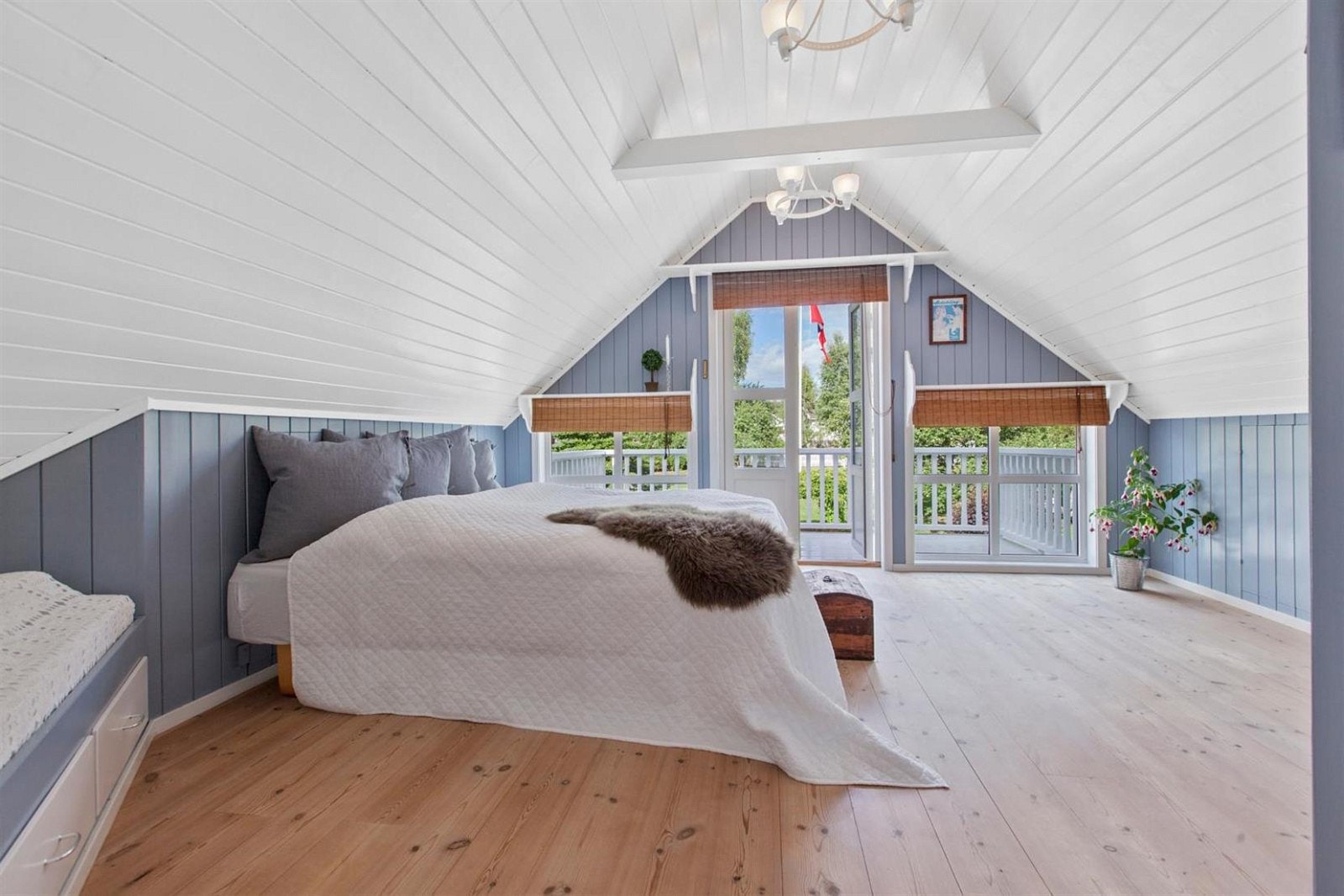 Våningshuset har fem lyse og gjennomført pene soverom, der to er definert som gjesterom. Fire av rommene er plassert i andre etasje, der ett har utgang til en herlig balkong. Galleribilde