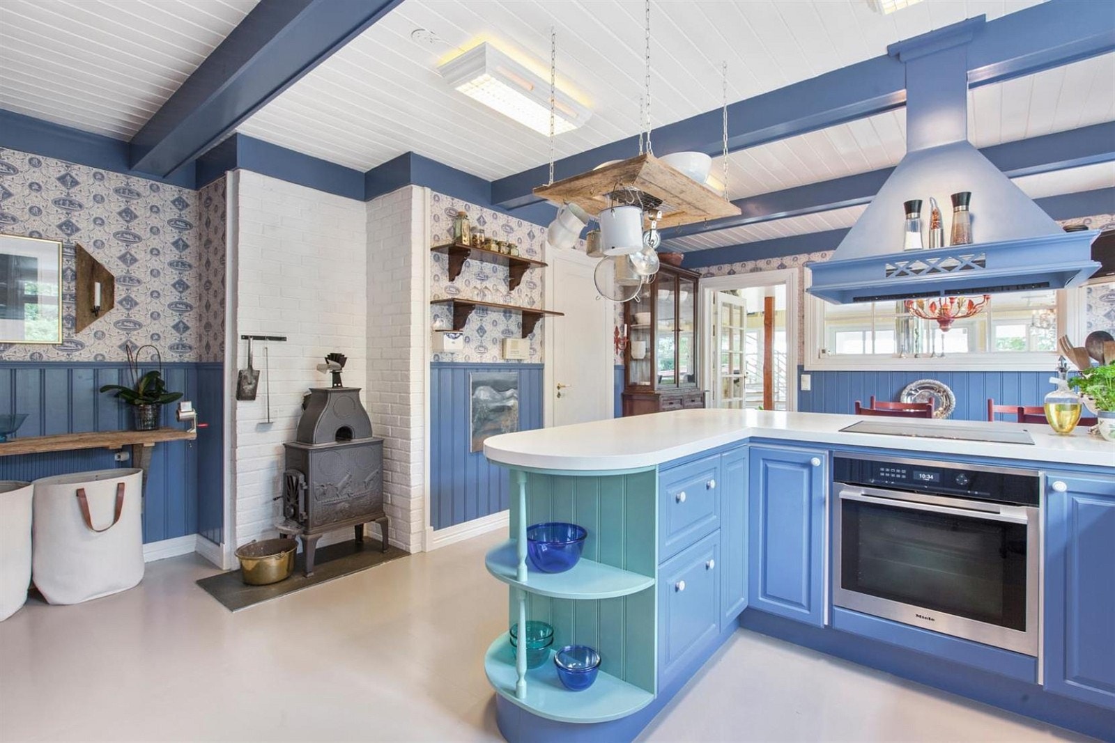 På kjøkkenet er det også installert peisovn. Galleribilde