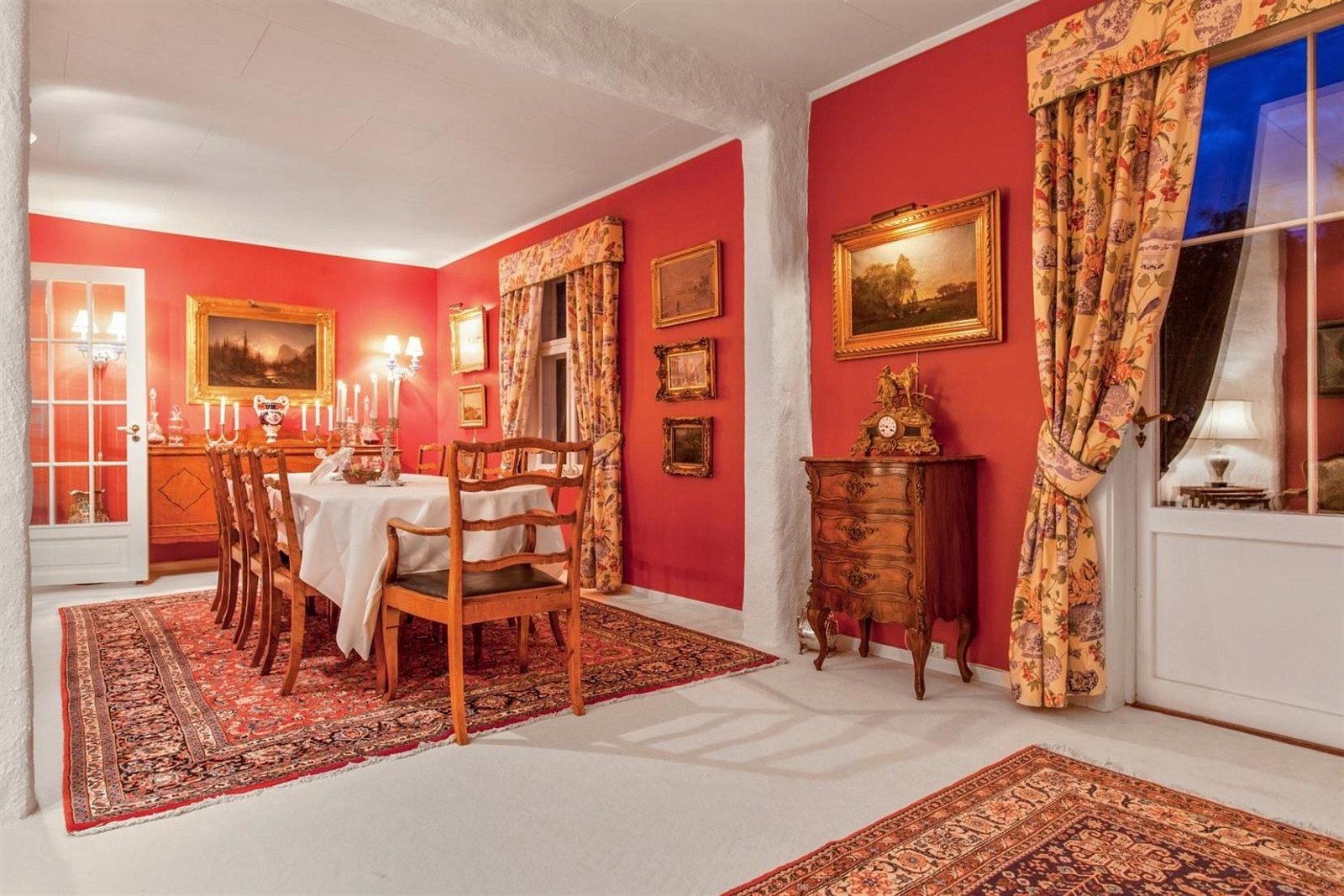 Penstuen er i dag innredet til spisestue. Det er her familien samles til julaften og store festdager. Galleribilde