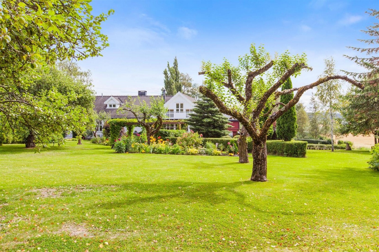 Eiendommen på rett over 6,6 mål, har påkostet bygningsmasse, parkmessig opparbeidet hage i engelsk stil og en velholdt sjarm du neppe finner maken til. Galleribilde