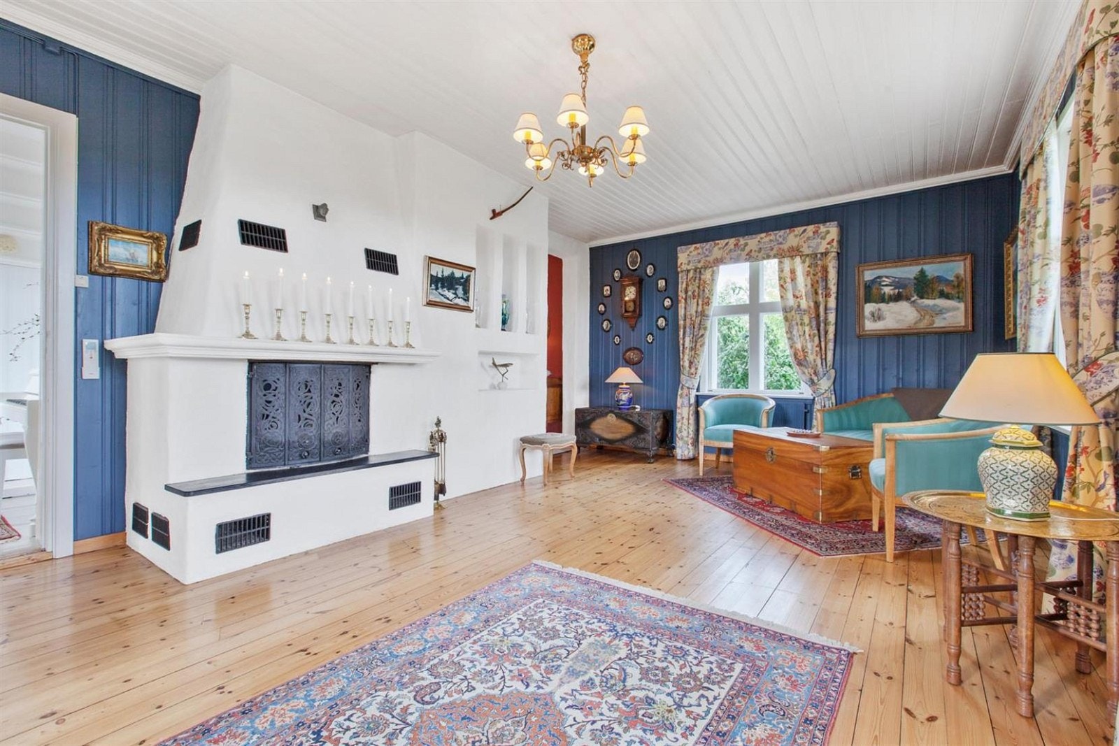 Gamlestuen med peis. Her har man tatt vare på det gamle gulvet fra 1920. Galleribilde