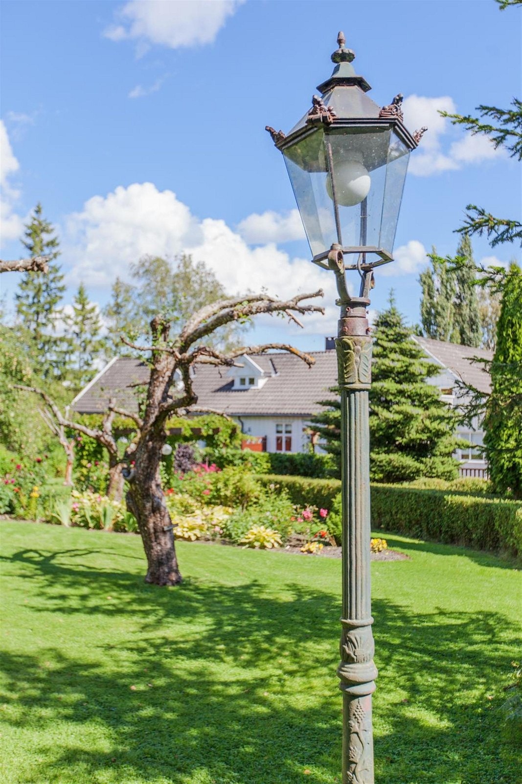 I hagen finner du også antikke, 1800-talls lykter fra Londons gater. Galleribilde