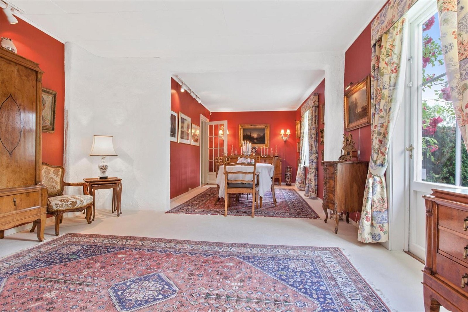 Fra penstuen er det utgang til terrasse og hage. Galleribilde