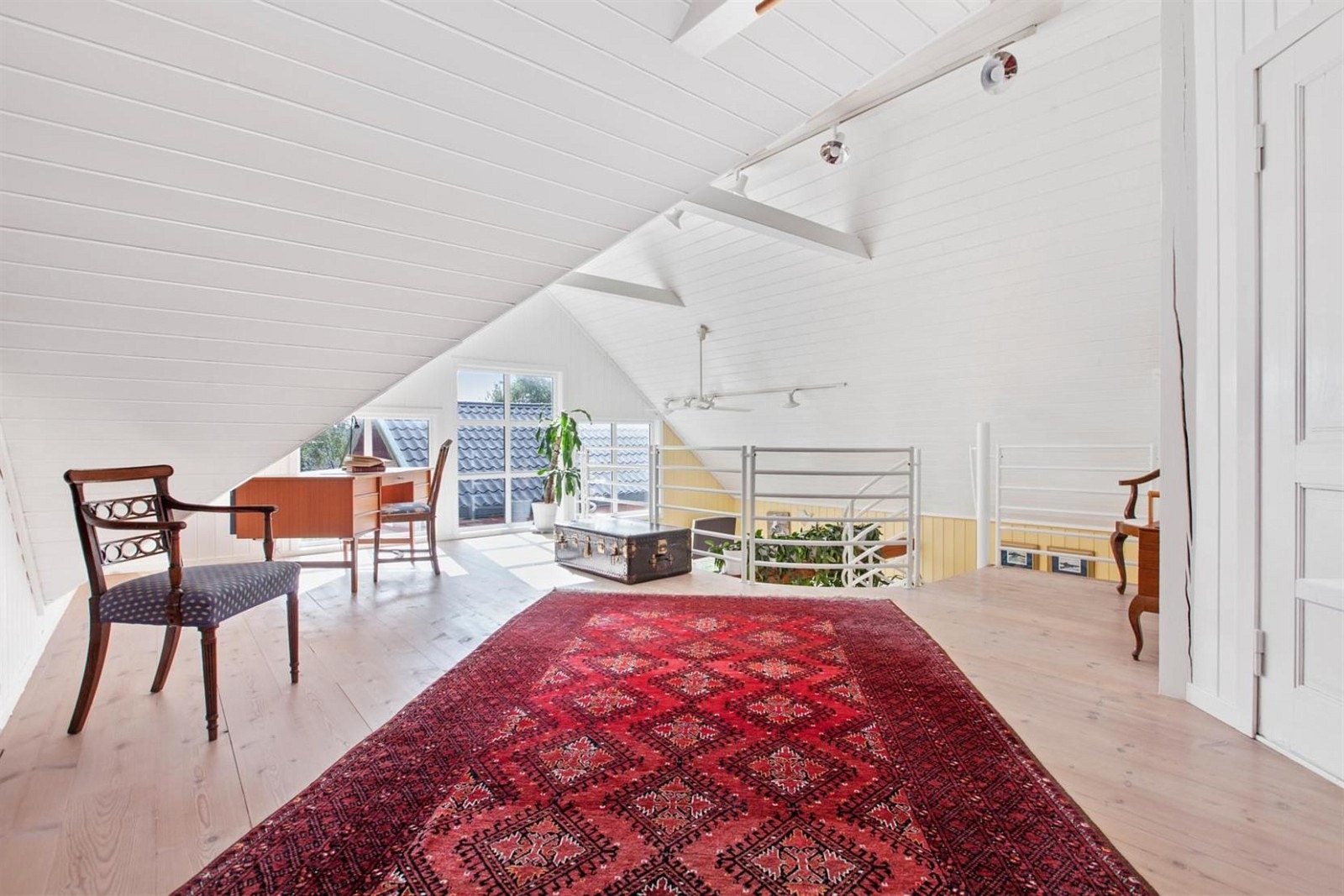 Stuen i 2 etg. er lys og luftig med god takhøyde. Galleribilde