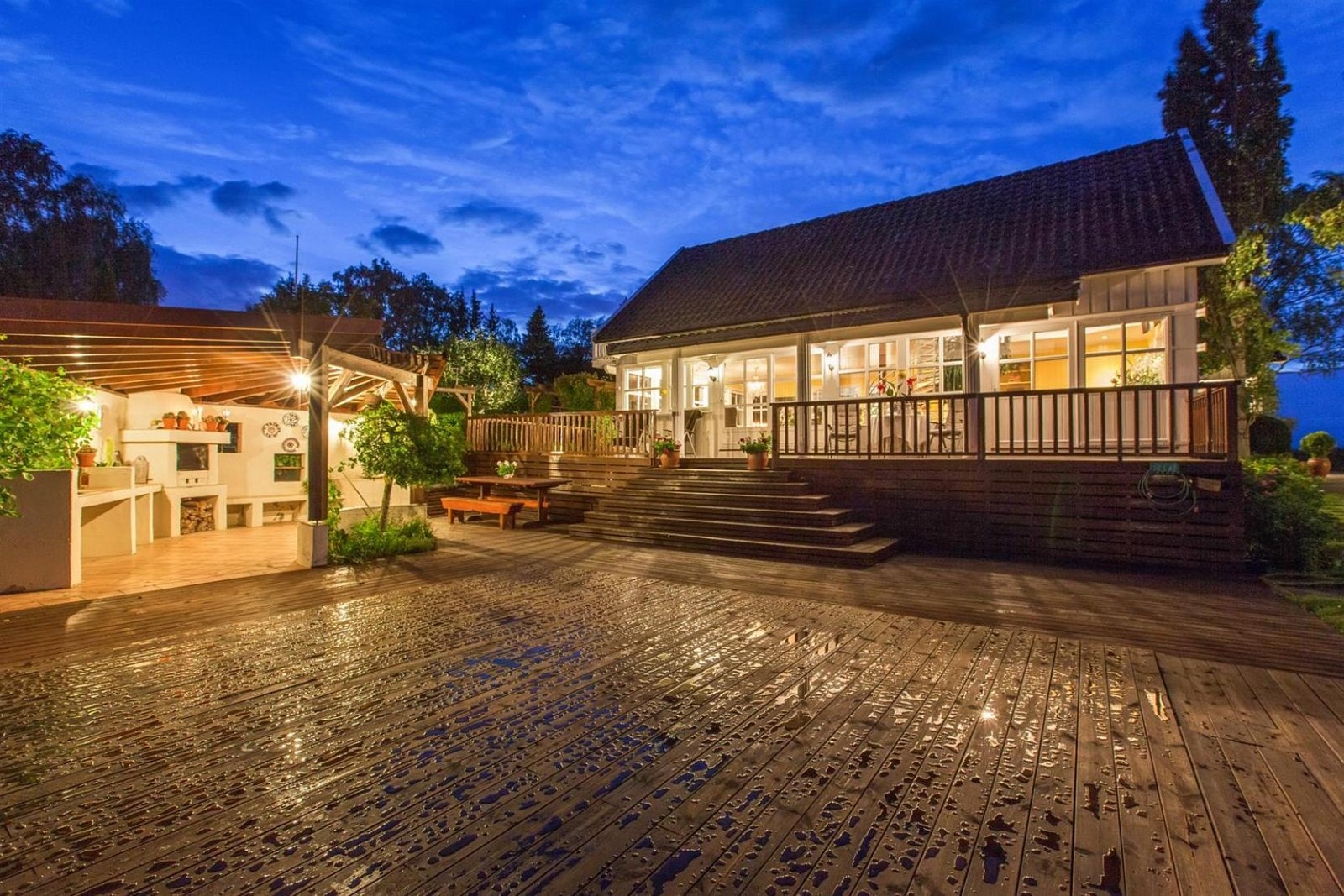 Kveldstemning fra terrasse mot syd. Her er det også etablert en utestue med grillpeis. Galleribilde