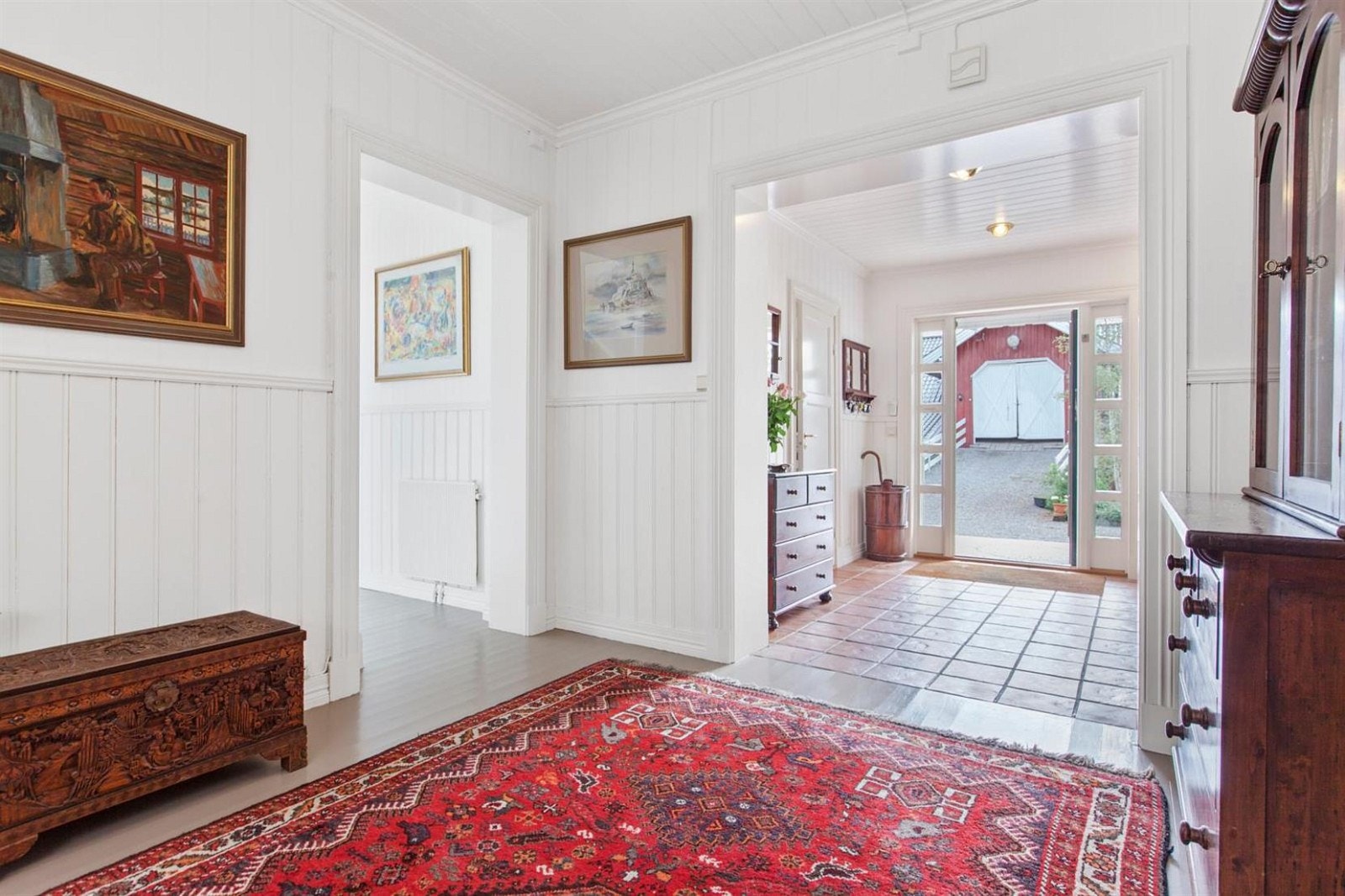 Det er en stor og tiltalende entrè og hall som ønsker deg velkommen inn til denne boligen. Galleribilde